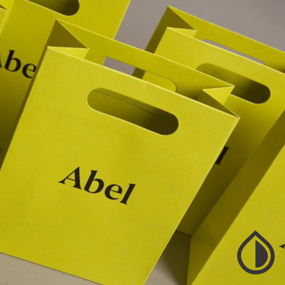Branded custom paper bags with logo printing, luxury finishes, and eco-friendly materials – available in Dubai.