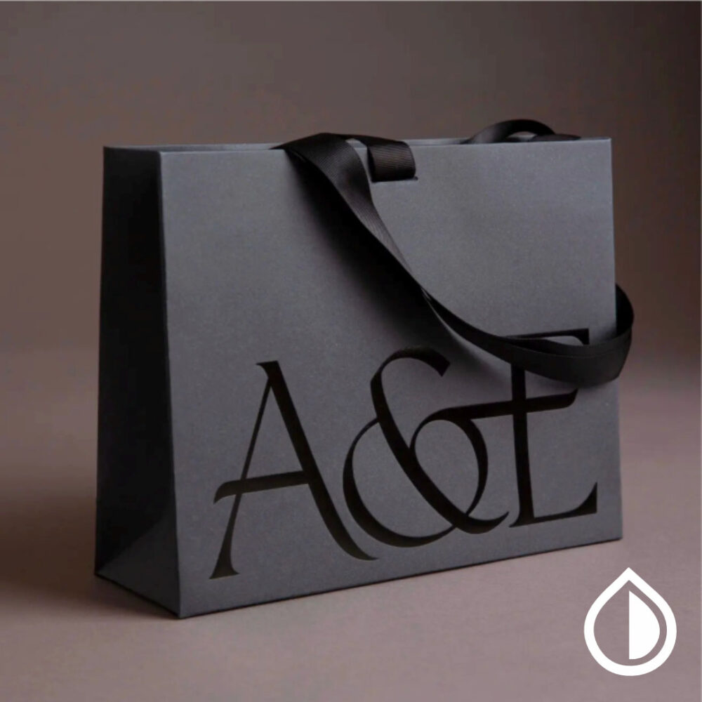 Branded custom paper bags with logo printing, luxury finishes, and eco-friendly materials – available in Dubai.